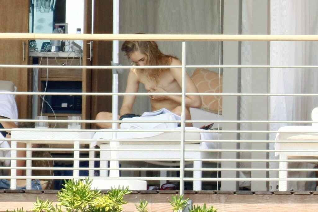 Suki Waterhouse seins nus sur son balcon