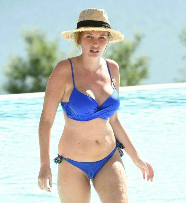 Amy Hart dans un bikini bleu au Portugal