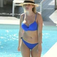Amy Hart dans un bikini bleu au Portugal