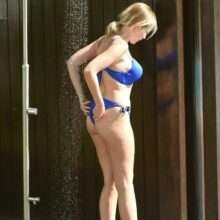 Amy Hart dans un bikini bleu au Portugal