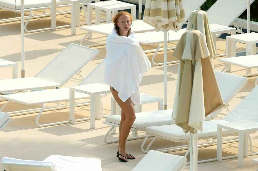 Anna Ermakova en bikini à Monaco