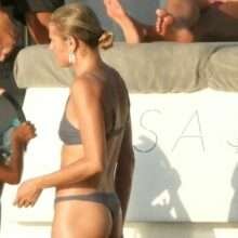 Celina Locks en bikini à Formentera