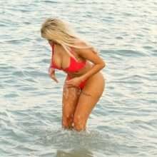 Chloe Ferry en bikini exhibe un sein nu