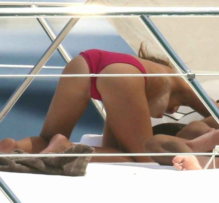 Chloe Green seins nus sur un yacht en Sardaigne