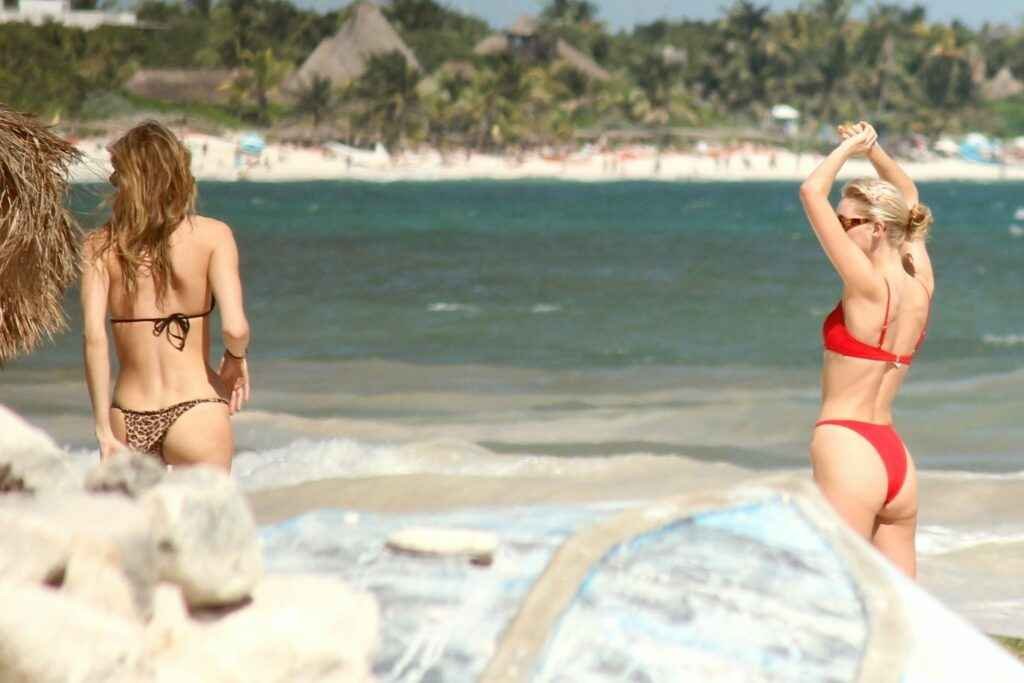 Elsa Hosk et Martha Hunt en bikini à Tulum