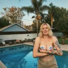 Ireland Baldwin seins nus au bard de la piscine