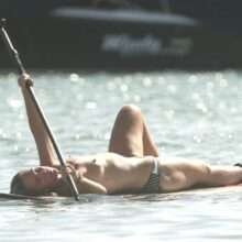Josie Gibson seins nus sur son paddle