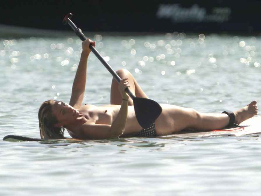 Josie Gibson seins nus sur son paddle