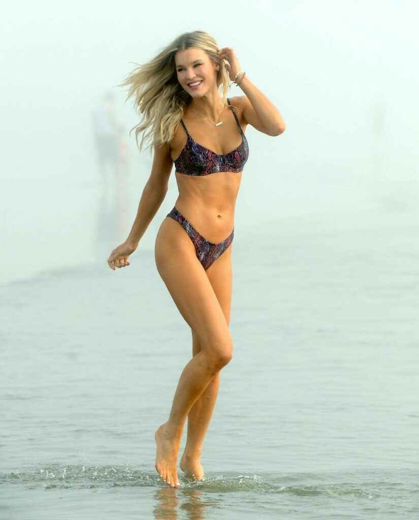 Joy Corrigan en bikini à Venice Beach