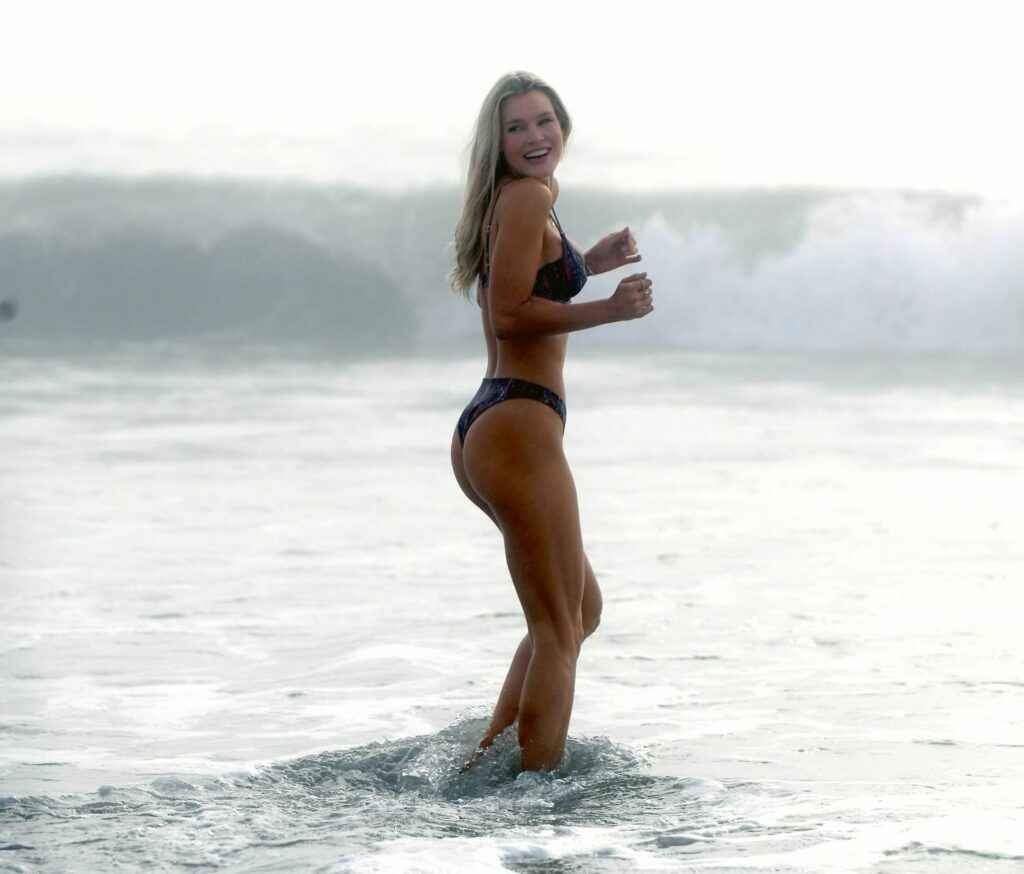 Joy Corrigan en bikini à Venice Beach