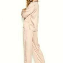 Josephine Skriver en lingerie et pyjama pour Victoria's Secret