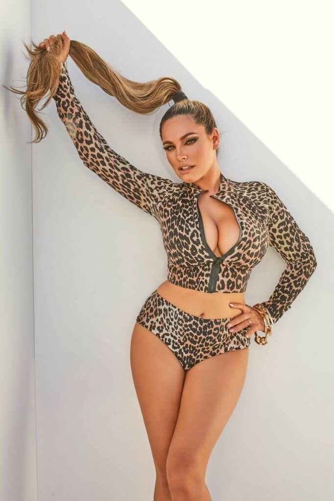 Kelly Brook sexy pour son calendrier 2021