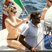 Kristen Stewart seins nus sur un yacht