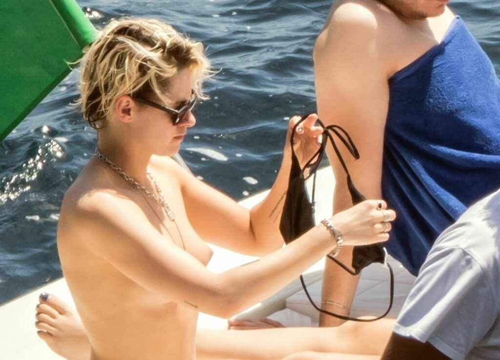 Kristen Stewart seins nus sur un yacht
