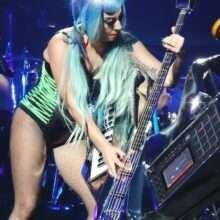 Lady Gaga sexy sur scène