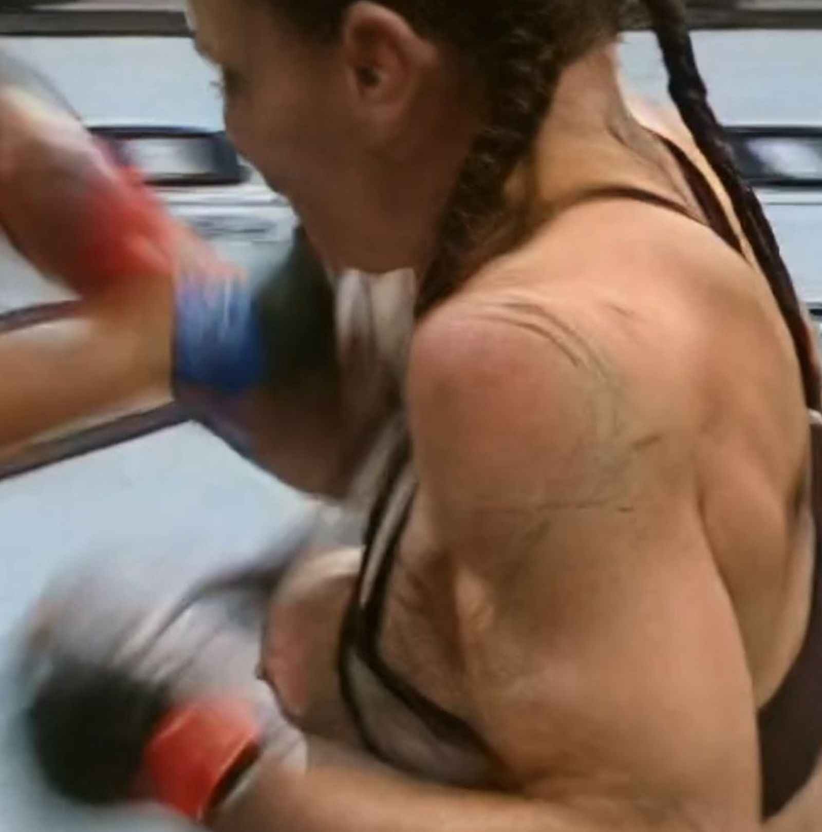 Oups ! Lauren Murphy exhibe un sein nu sur le ring