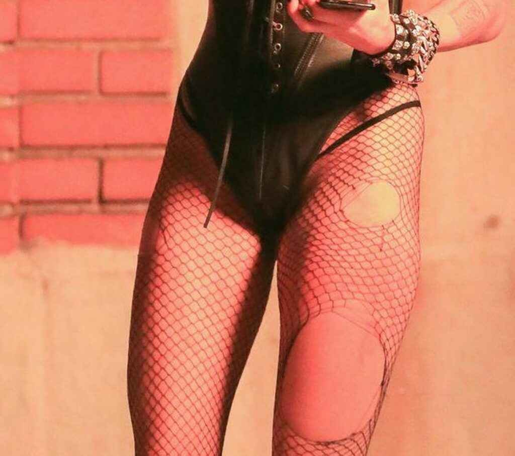 Miley Cyrus sexy en bas résilles déchirés