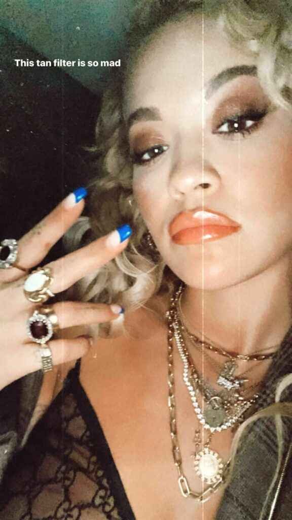 Rita Ora exhibe ses seins à Londres