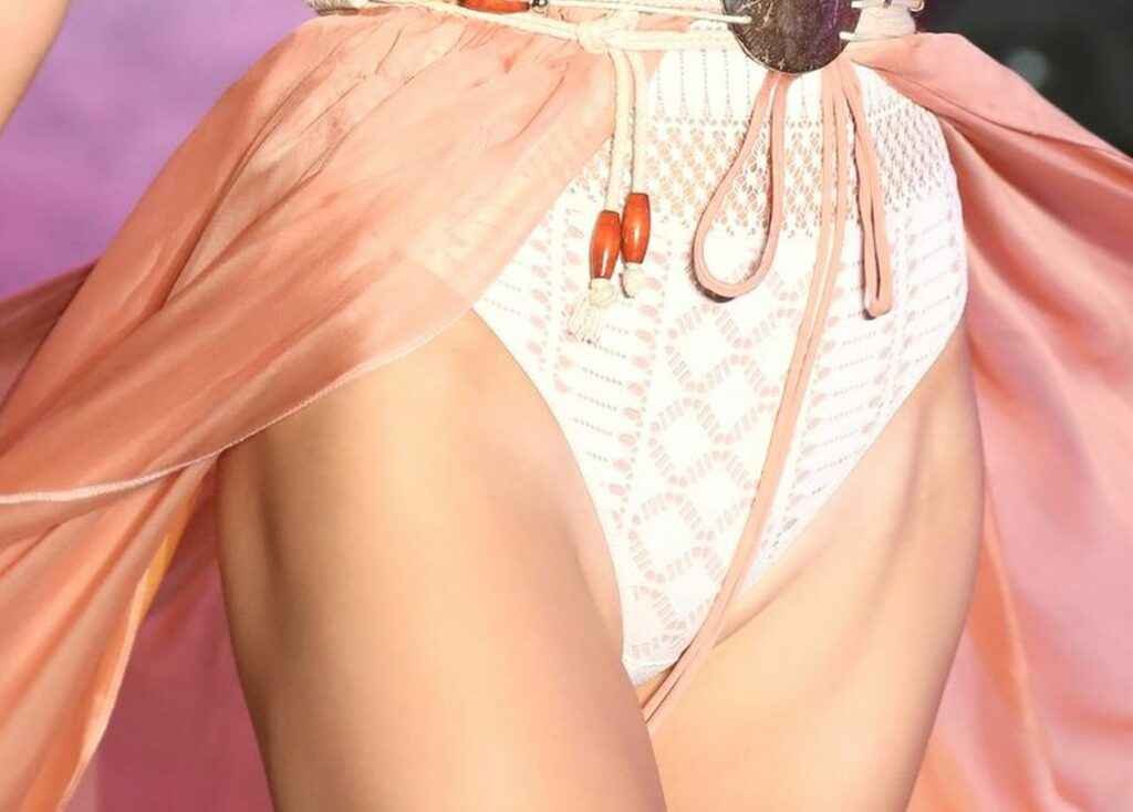 Des top modèles sexy et seins nus pour Etam