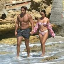 Yazmin Oukhellou en bikini à Chypre