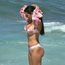 Yazmin Oukhellou en bikini à Chypre