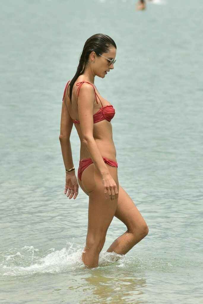 Alessandra Ambrosio en bikini au Brésil