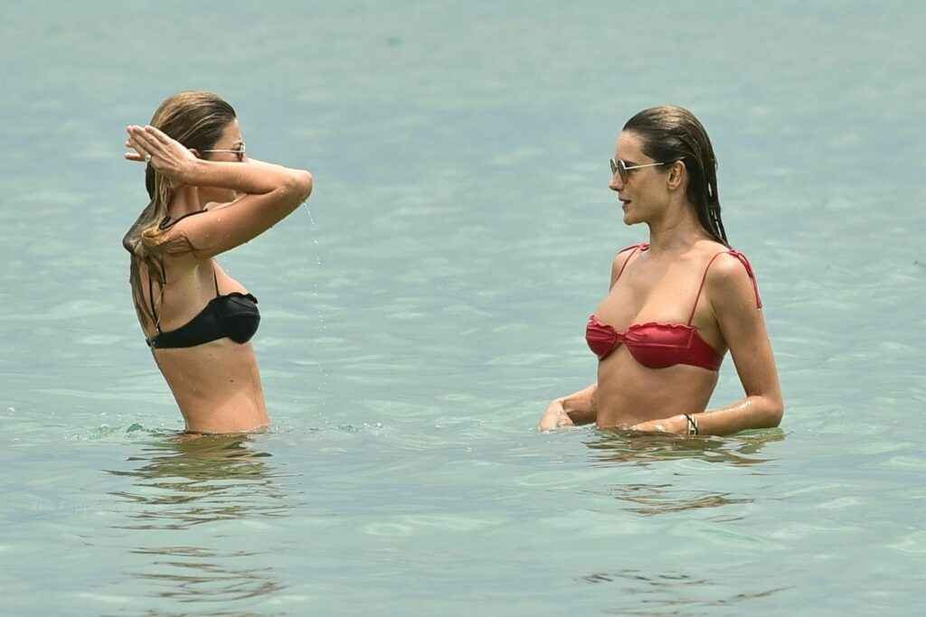 Alessandra Ambrosio en bikini au Brésil