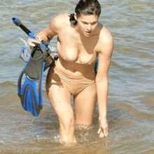 Alexandra Daddario sexy en bikini à Hawaii