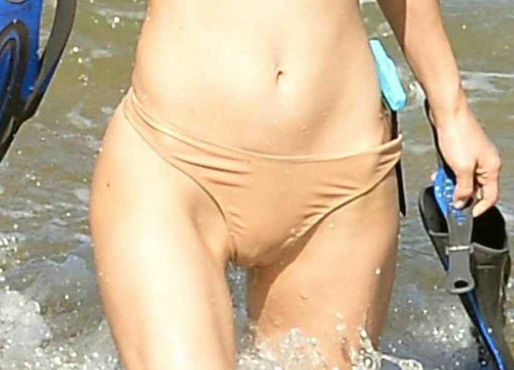 Alexandra Daddario sexy en bikini à Hawaii