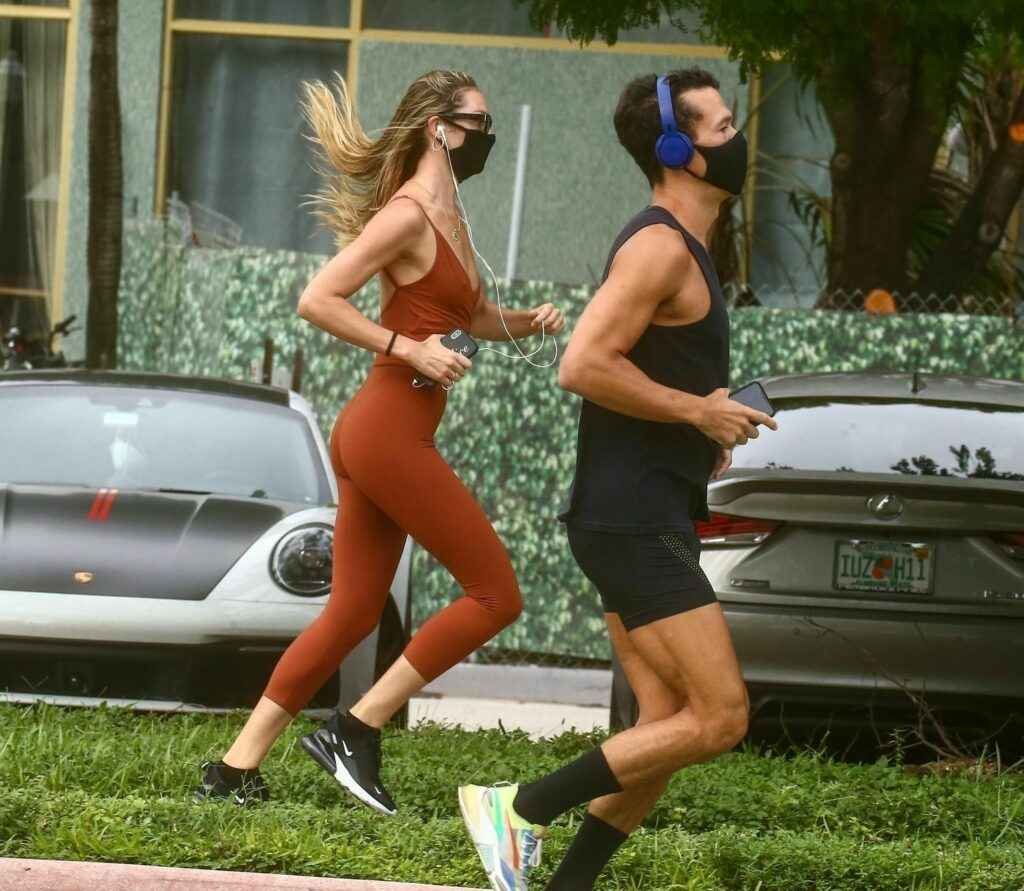 Candice Swanepoel a les seins qui pointent en faisant son jogging