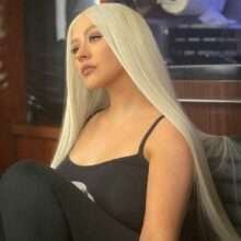 Christina Aguilera ouvre le décolleté sur ses gros seins