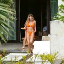 Delilah Belle Hamlin dans un bikini orange