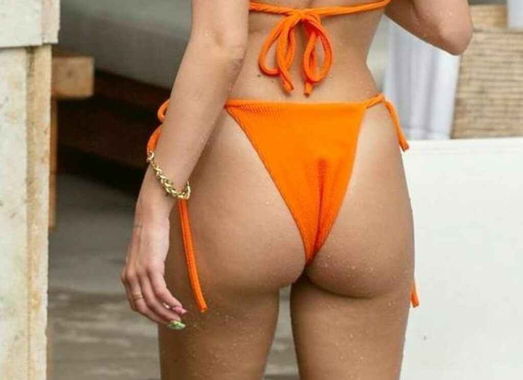 Delilah Belle Hamlin dans un bikini orange