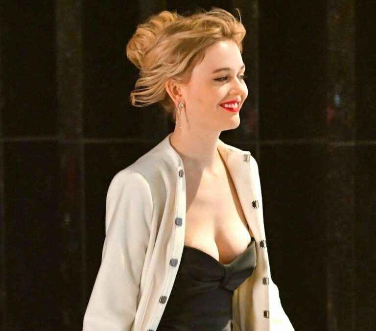 Emily Alyn Lind ouvre le décolleté à New-York