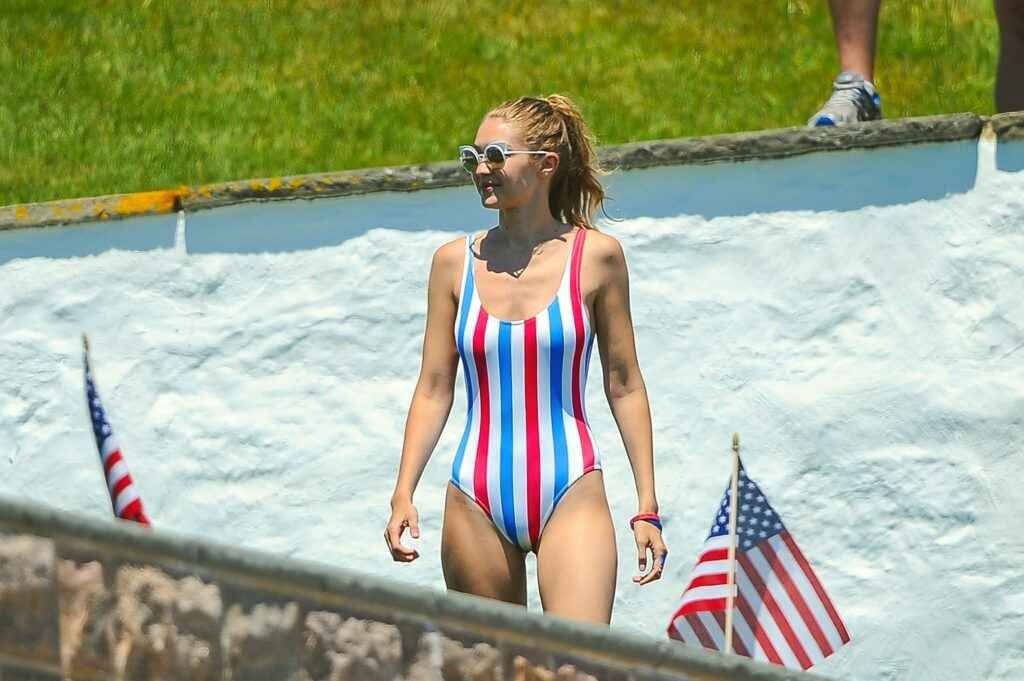 Gigi Hadid super sexy en maillot de bain