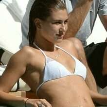 Hailey Baldwin en bikini à Miami Beach