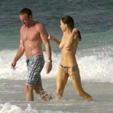 Jaime Murray seins nus à la plage