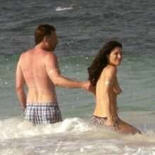 Jaime Murray seins nus à la plage