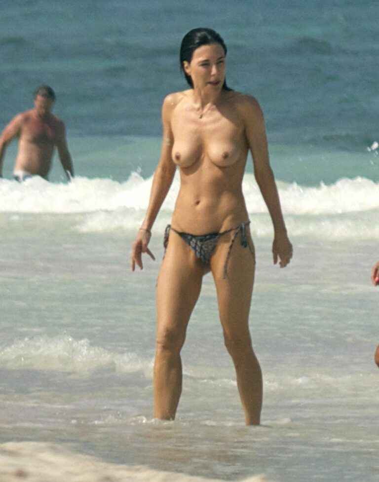 Jaime Murray seins nus à la plage