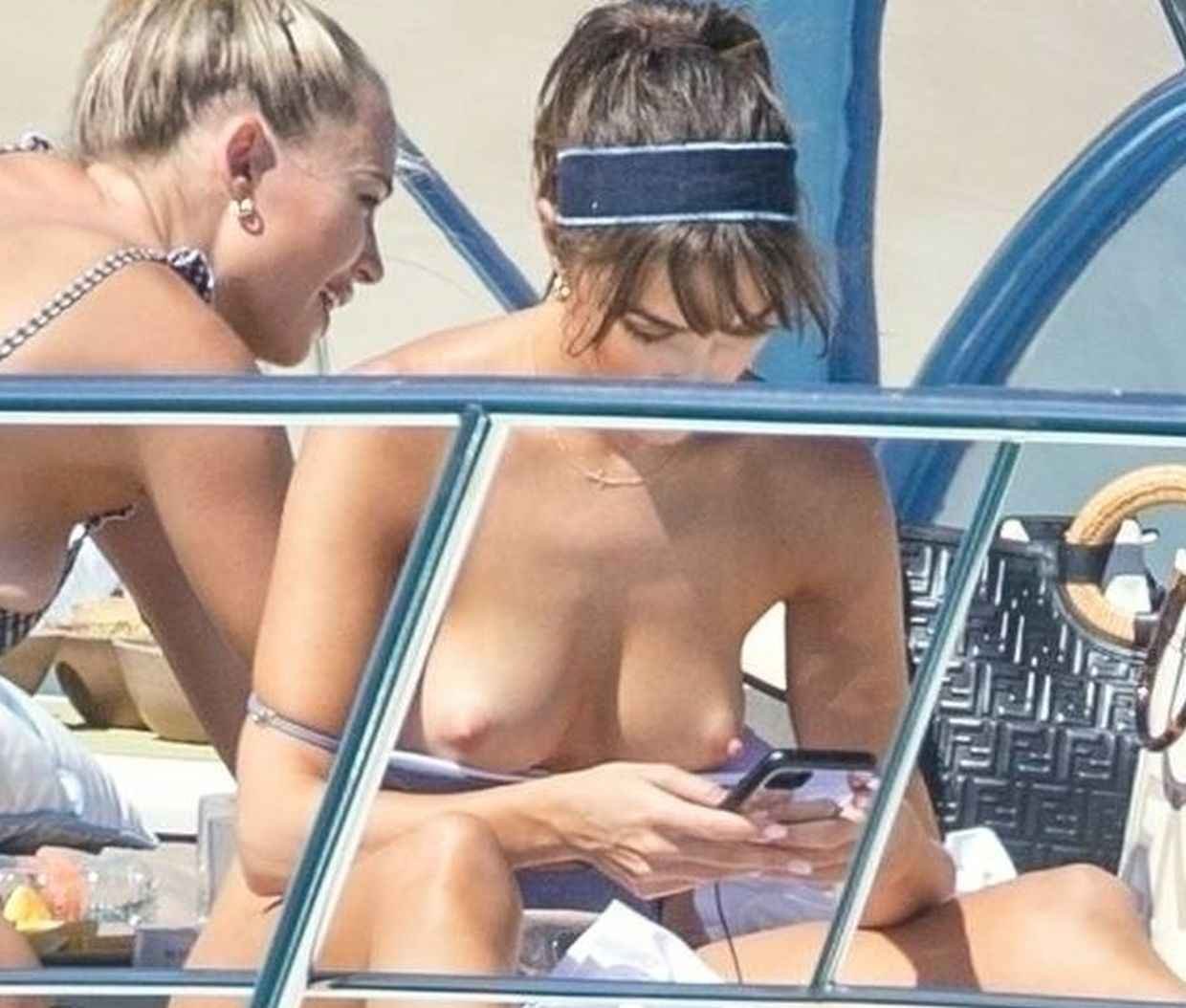 Olivia Culpo seins nus sur un yacht