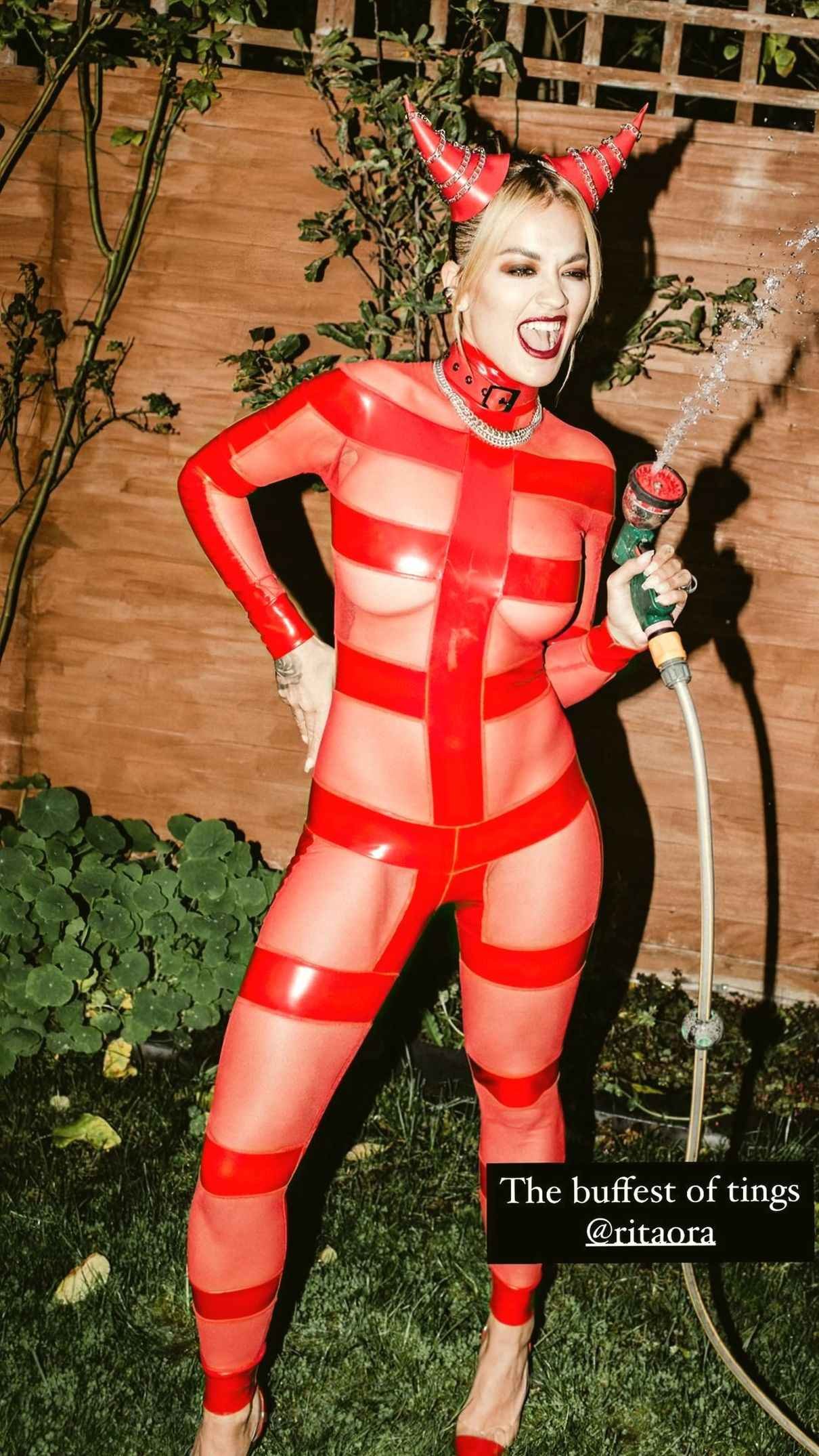 Rita Ora à moitié nue pour Halloween