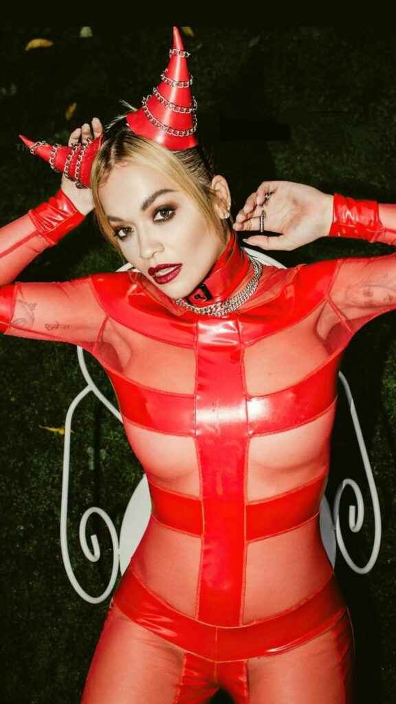 Rita Ora à moitié nue pour Halloween