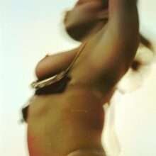 Tinashe nue, version colorisée