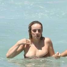 Oups ! Abbie Chatfield exhibe ses gros seins à la plage