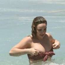 Oups ! Abbie Chatfield exhibe ses gros seins à la plage