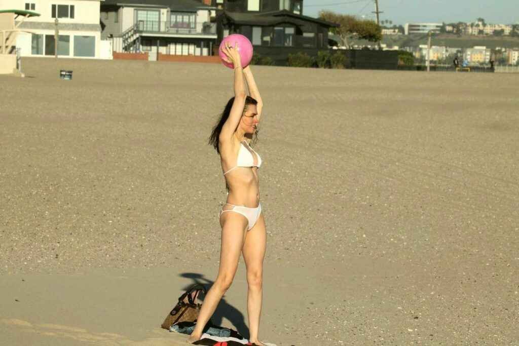 Alicia Arden en bikini à Venice Beach