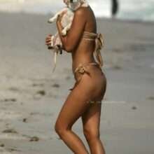 Ambra Gutierrez les fesses à l'air sur une plage de Miami