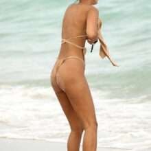 Ambra Gutierrez les fesses à l'air sur une plage de Miami