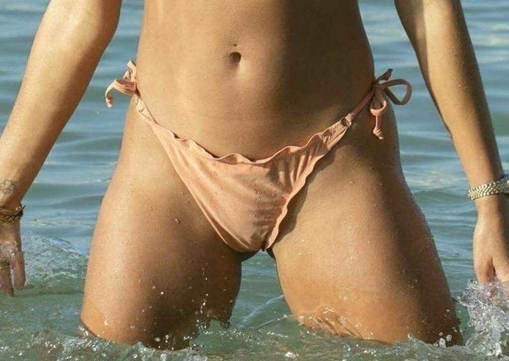 Arabella Chi sexy en bikini