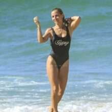 Elsa Pataky en maillot de bain à Wategos Beach